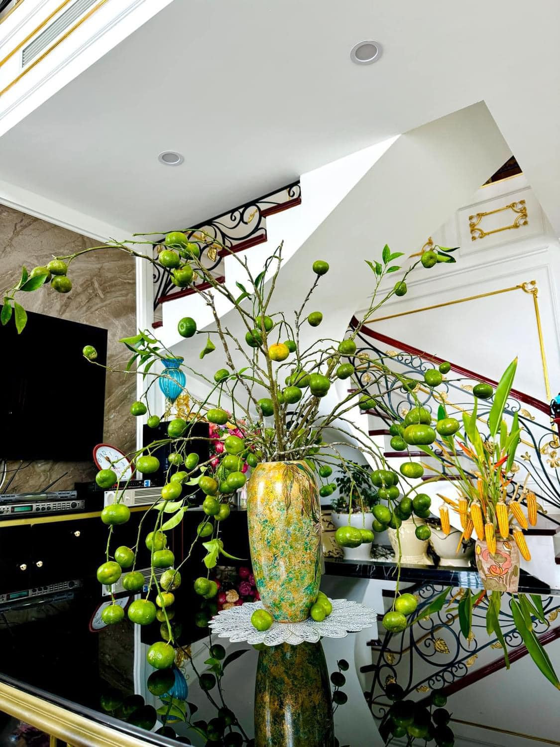 Cành quả quýt được bán theo set, giá dao động từ 149.000 - 160.000 đồng (gồm 5 - 7 cành dài 1 mét). Ảnh: Facebook