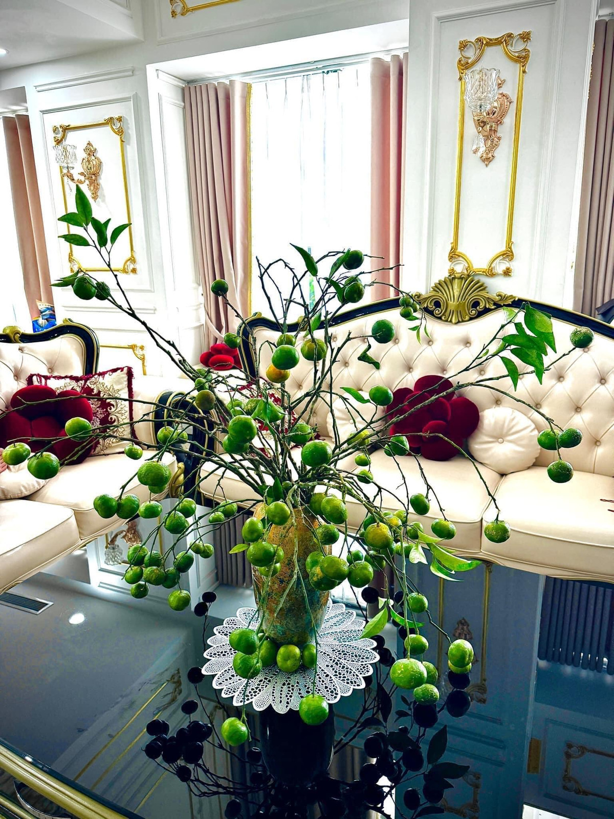 Những cành quýt dài mềm mại, vừa có lá xanh, lại chi chít quả. Ảnh: Facebook