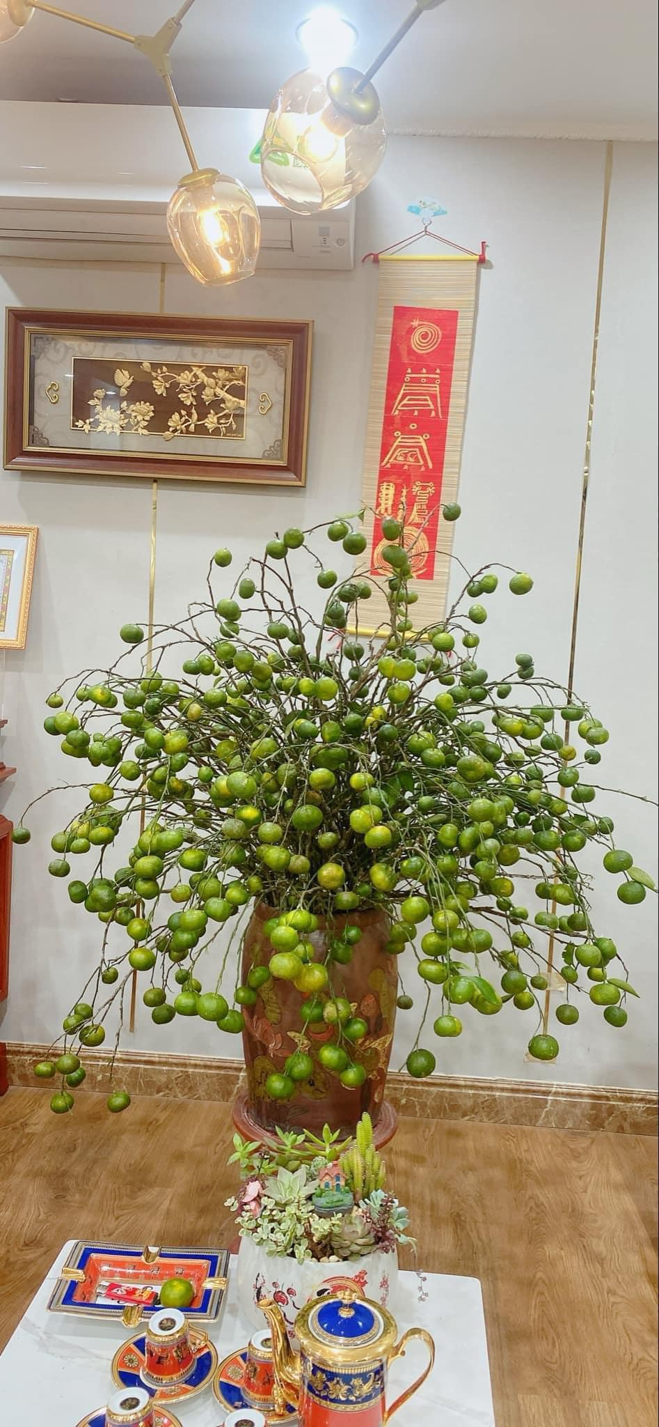 Chị Trang (Cầu Giấy, Hà Nội) cho biết, chơi cành quýt có ưu điểm là rất dễ chăm sóc, chỉ cần cắm đầy bình nước. Ảnh: Facebook