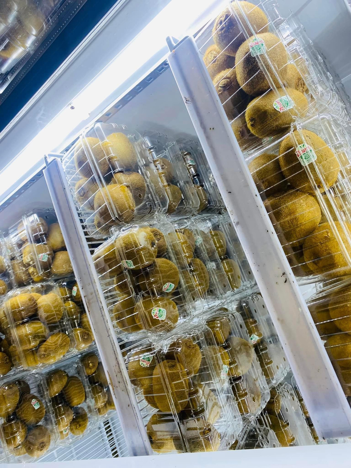 Nếu mua lẻ, giá kiwi xanh sẽ nhỉnh hơn một chút. Nhiều đầu mối trên chợ mạng rao bán kiwi xanh cứng khoảng 50.000 đồng/hộp (1 - 1,1kg). Ảnh: FB Phan Nguyễn Sầu Riêng