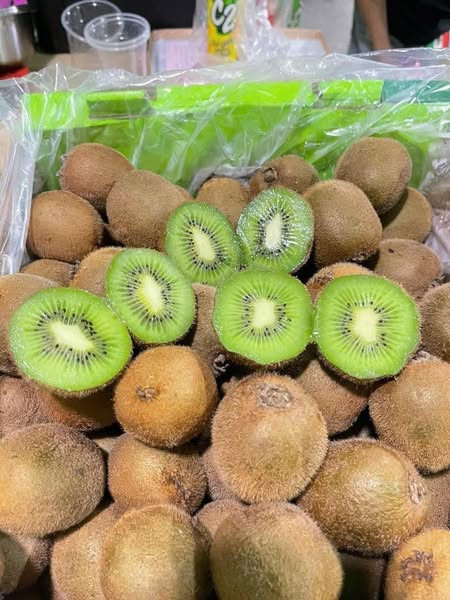 Vài tháng qua, thị trường Việt xuất hiện loại kiwi xanh có giá rẻ khiến nhiều người bất ngờ. Ảnh: Facebook