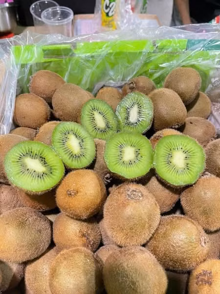 Vài tháng qua, thị trường Việt xuất hiện loại kiwi xanh có giá rẻ khiến nhiều người bất ngờ. Ảnh: Facebook