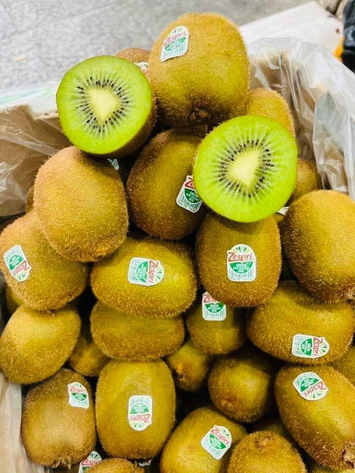 Có người rao bán kiwi xanh hàng ương chín, cứng lẫn mềm giá 40.000 đồng/kg. Ảnh: FB Phan Nguyễn Sầu Riêng