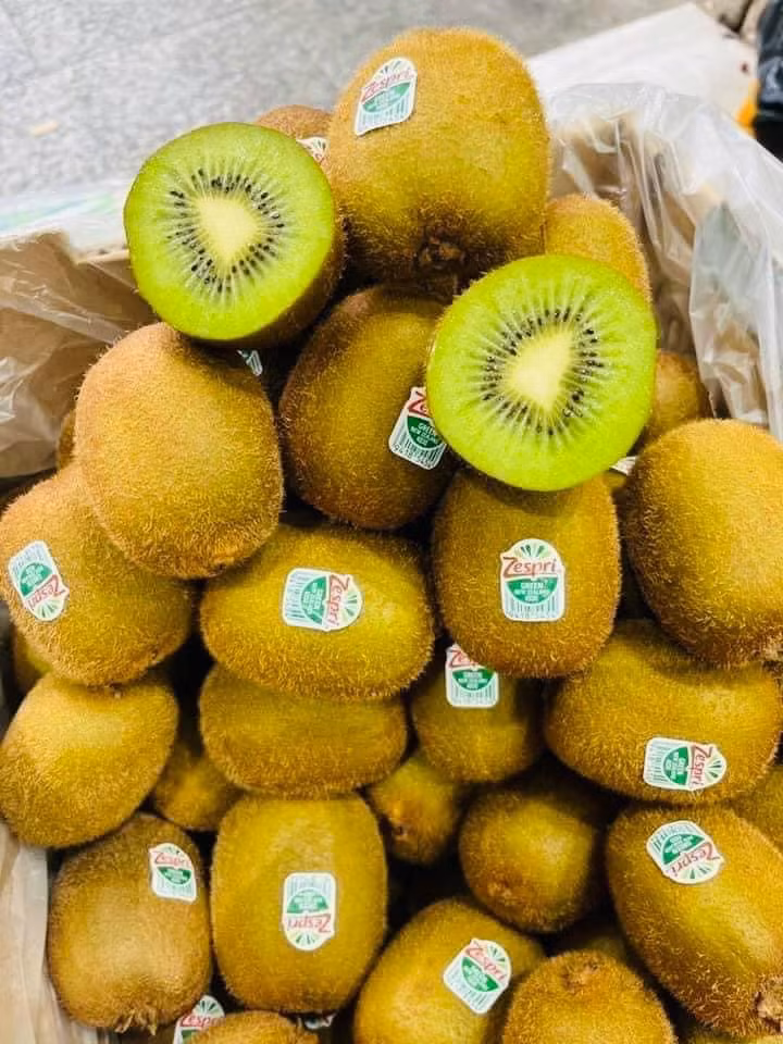 Có người rao bán kiwi xanh hàng ương chín, cứng lẫn mềm giá 40.000 đồng/kg. Ảnh: FB Phan Nguyễn Sầu Riêng