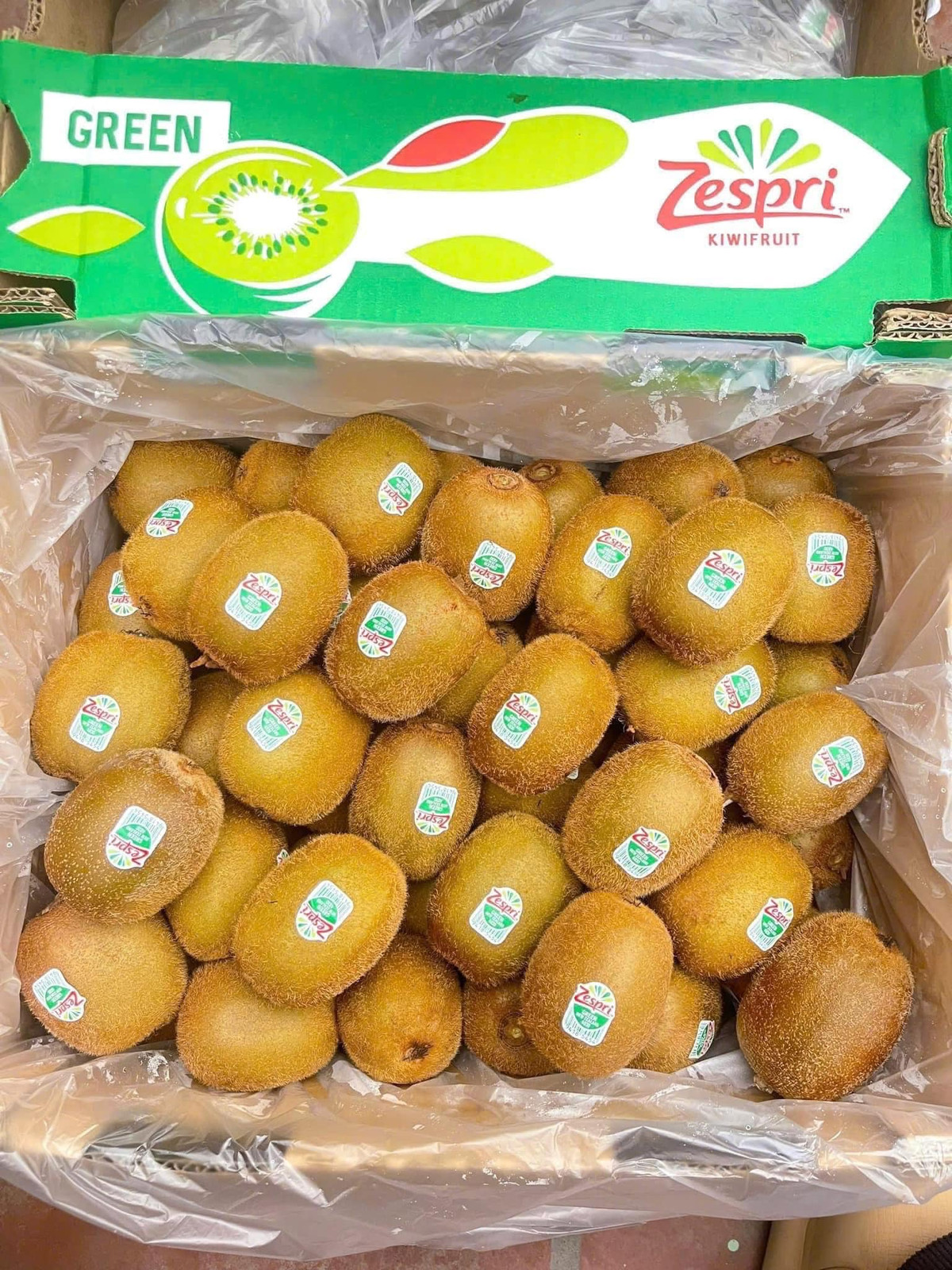 Theo tiết lộ của một số tiểu thương, kiwi Trung Quốc chỉ có loại kiwi xanh, 1 kg khoảng từ 5-6 quả, thường có rất nhiều lông, hình dáng quả bầu tròn chứ không thon dài như kiwi nhập ngoại. Ảnh: Facebook