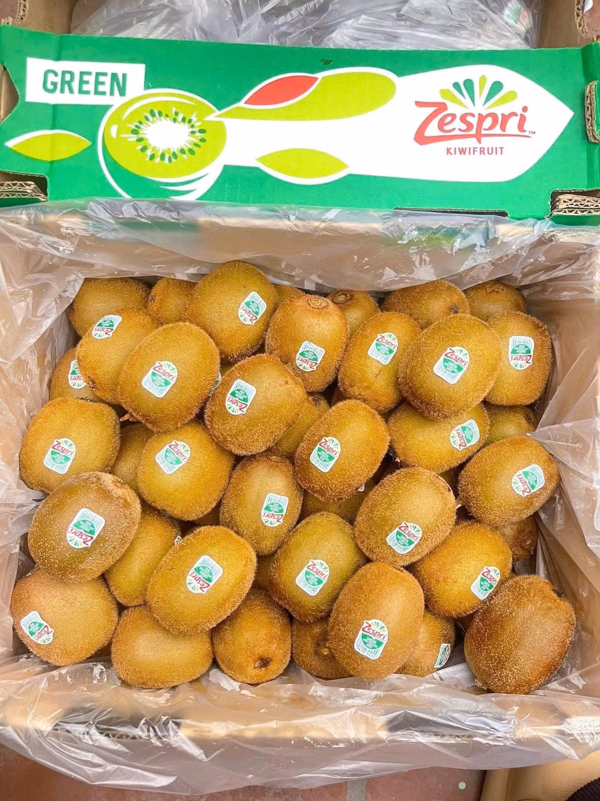 Theo tiết lộ của một số tiểu thương, kiwi Trung Quốc chỉ có loại kiwi xanh, 1 kg khoảng từ 5-6 quả, thường có rất nhiều lông, hình dáng quả bầu tròn chứ không thon dài như kiwi nhập ngoại. Ảnh: Facebook