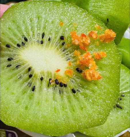 Đáng chú ý, một số đầu mối gắn mác kiwi Zespri - một sản phẩm nổi tiếng của New Zealand. Tuy nhiên, đây là kiwi xanh xuất xứ từ Trung Quốc. Ảnh: FB Hoàng Thủy