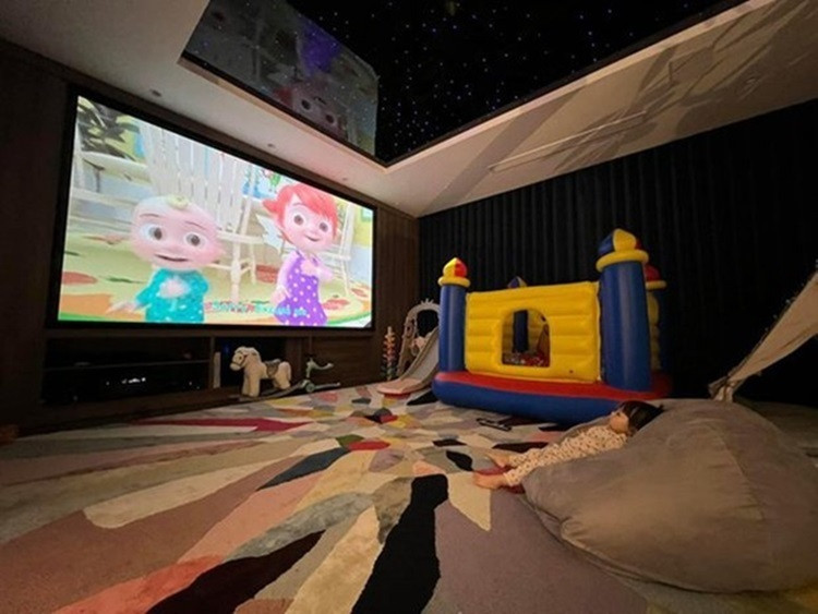 Đặc biệt, trong nhà còn có khu vui chơi, chiếu phim cho các con giải trí. Ảnh: FBNV