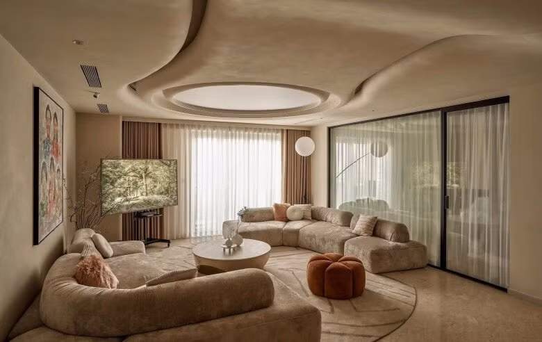 Qua ảnh có thể thấy, nhà mới của Đàm Thu Trang - Cường Đô La thiết kế theo phong cách hiện đại với tông màu nâu kem chủ đạo. Ảnh: TikTok Đàm Thu Trang