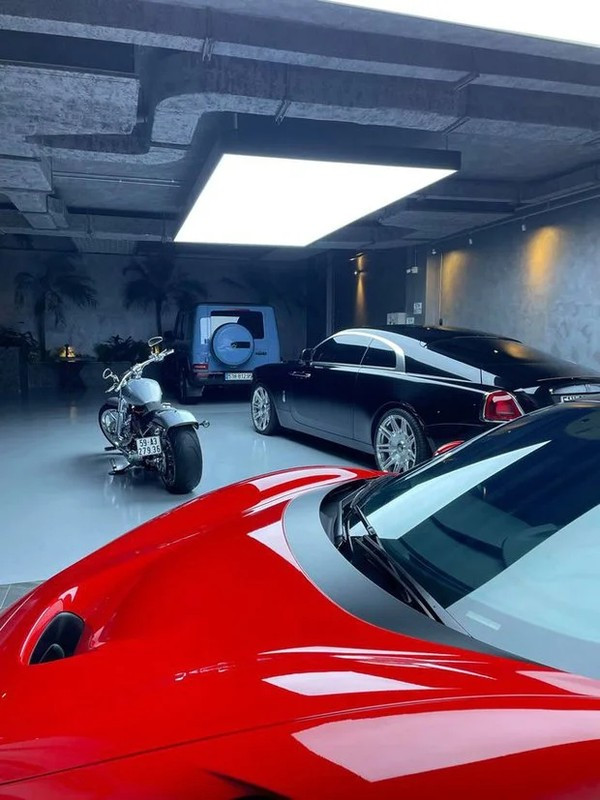 Trong biệt thự có gara chứa được hơn 6 chiếc siêu xe. Ảnh: FBNV