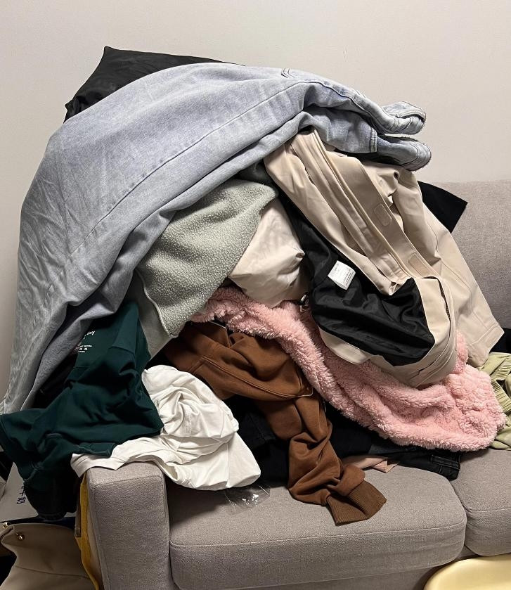 Nhiều người có thói quen về đến nhà là quăng quần áo lên sofa, thậm chí phòng bếp cũng là "chiến trường". Ảnh: Houzz