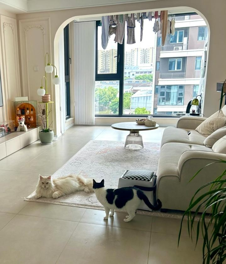 Treo quần áo tại ban công liền với phòng khách sẽ khiến cả không gian trông kém tinh tế hơn nhiều. Ảnh: Houzz