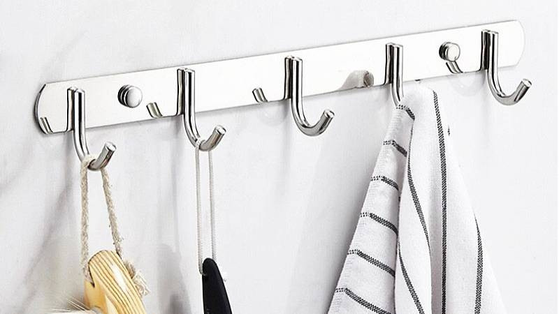 Đặt quá nhiều móc treo trên tường có thể làm giảm giá trị của phòng bếp, phòng tắm hay phòng ngủ... Tốt nhất, hãy tìm một giải pháp thay thế thẩm mỹ hơn. Ảnh: Getty