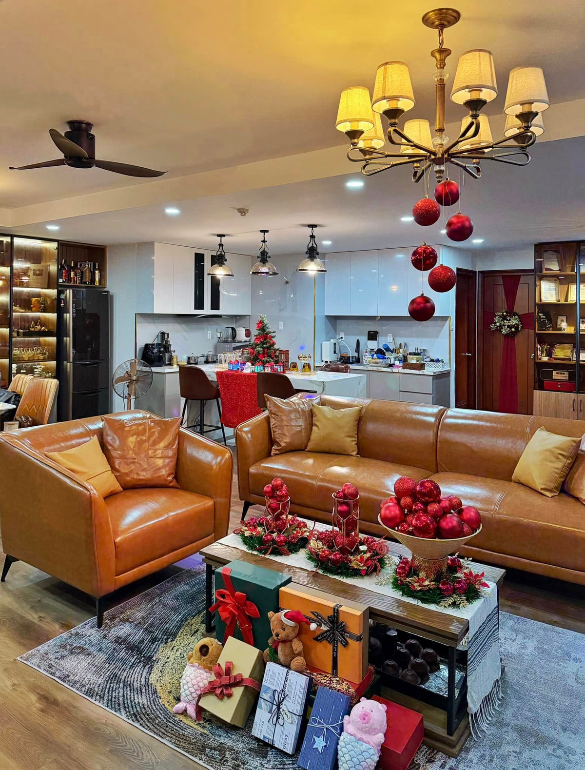 Phòng khách được trang trí tông màu nâu - đỏ chủ đạo, nổi bật với sofa da màu nâu cam. Ảnh: FB Nguyên Khang