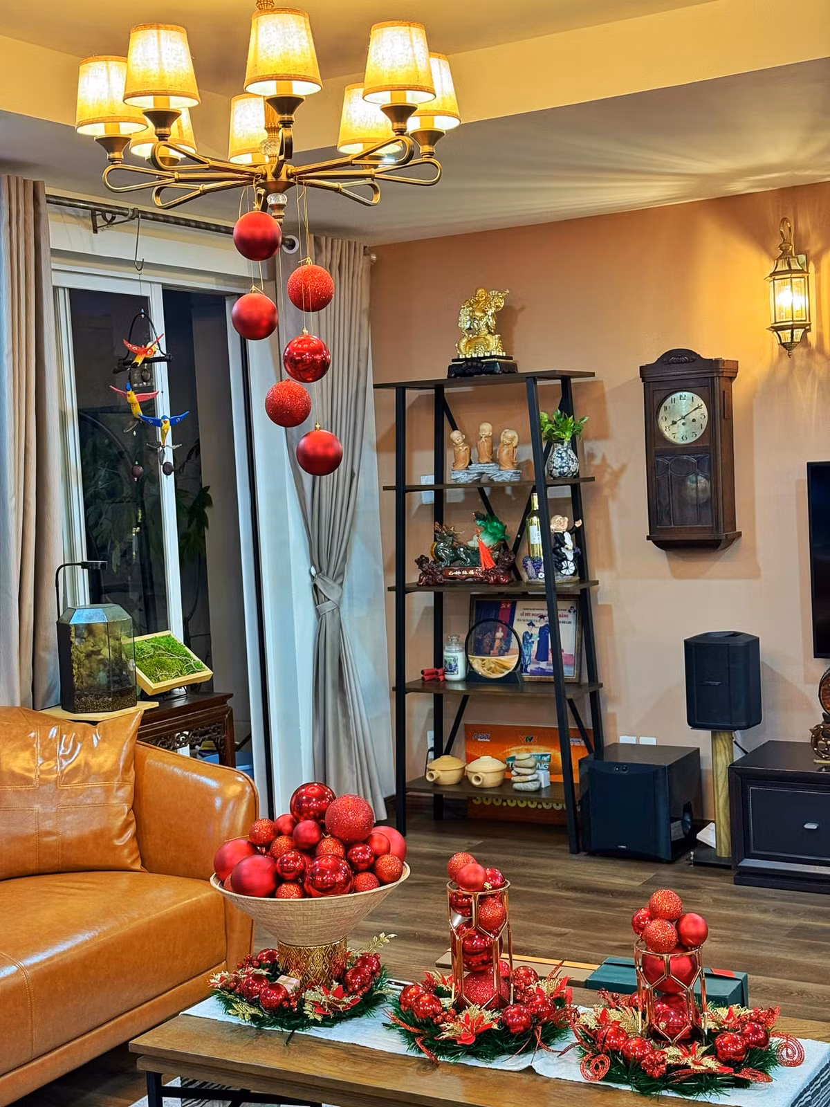 Ánh đèn chùm vàng kết hợp đèn thả trần thủy tinh tăng thêm sự sang trọng. Ảnh: FB Nguyên Khang