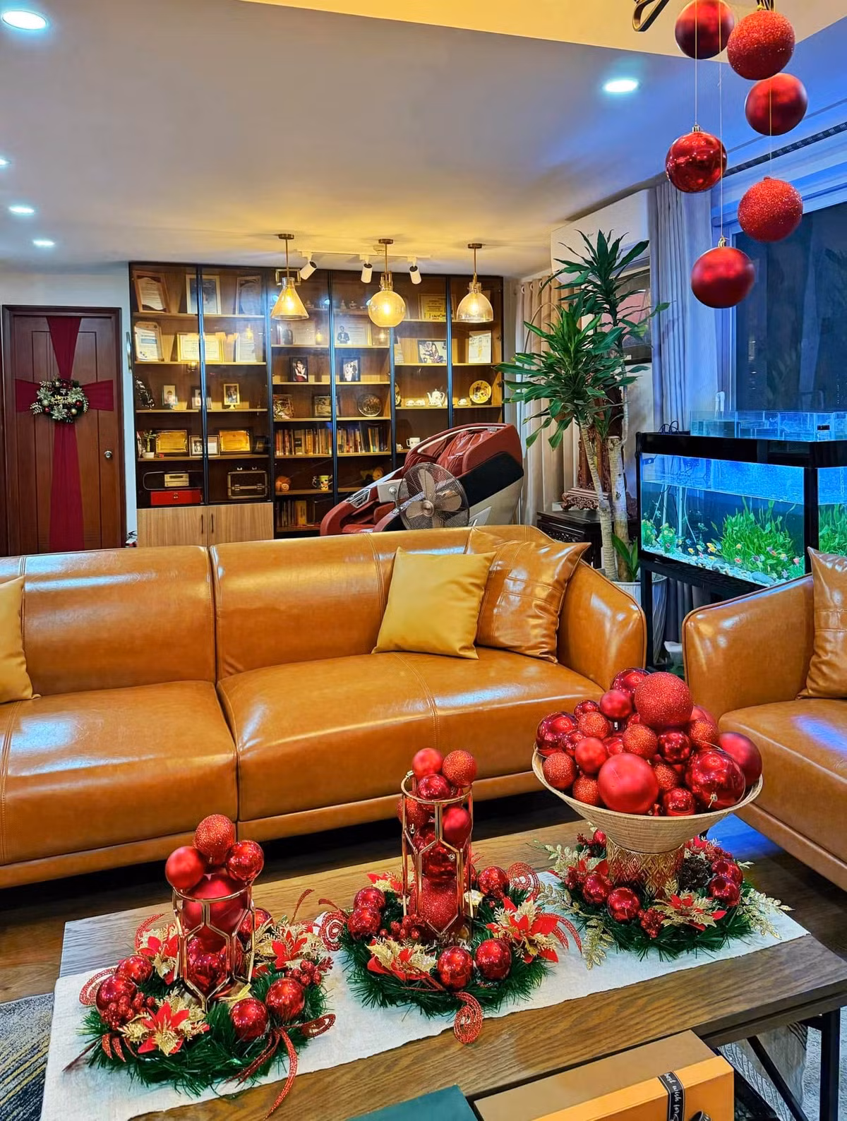 Kệ tủ lớn chiếm trọn không gian bên cạnh phòng khách là nơi MC Nguyên Khang lưu giữ các giải thưởng, hình ảnh và kỷ vật. Ảnh: FB Nguyên Khang