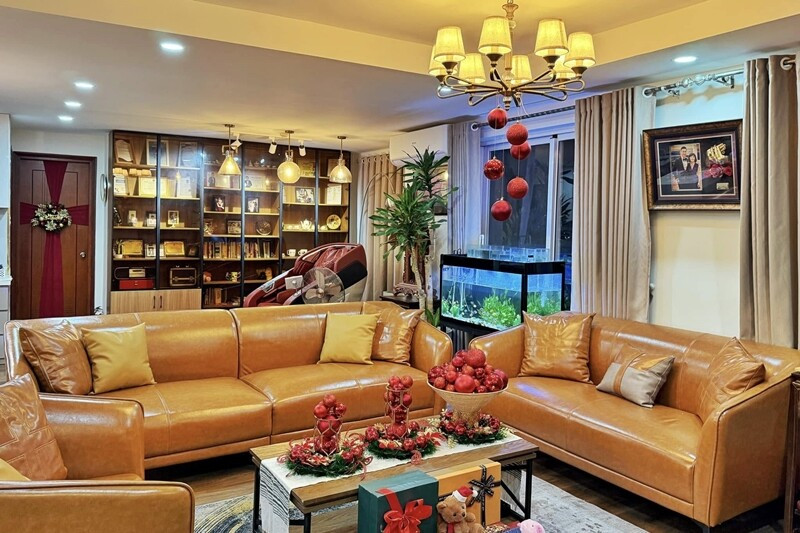 Bể cá cảnh đặt cạnh cửa sổ mang đến hơi thở thiên nhiên. Ảnh: FB Nguyên Khang