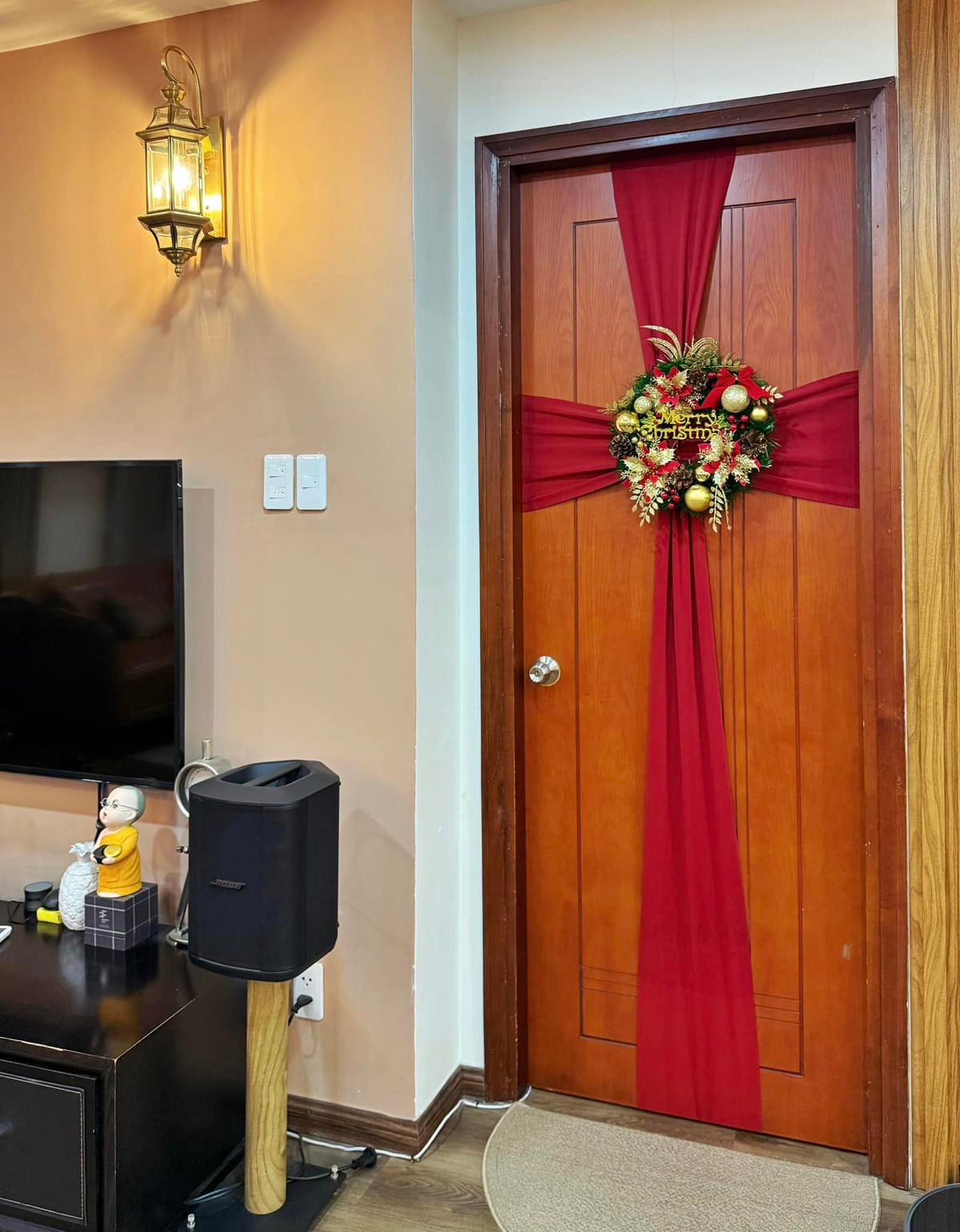 Cửa chính thiết kế đơn giản nhưng nổi bật nhờ vòng nguyệt quế treo trước cửa. Ảnh: FB Nguyên Khang