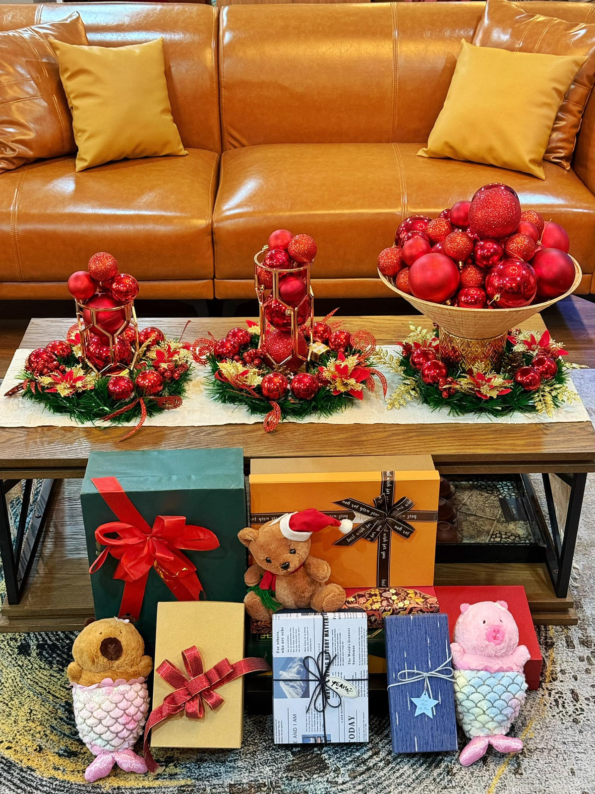 Chiếc bàn phủ vải đỏ được tô điểm với cây thông nhỏ gọn, trang trí bởi quả châu và dây ruy băng rực rỡ. Ảnh: FB Nguyên Khang