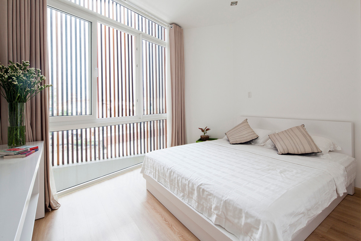 Phòng ngủ có cửa kính lớn lấy ánh sáng. Ảnh: Hiroyuki Oki