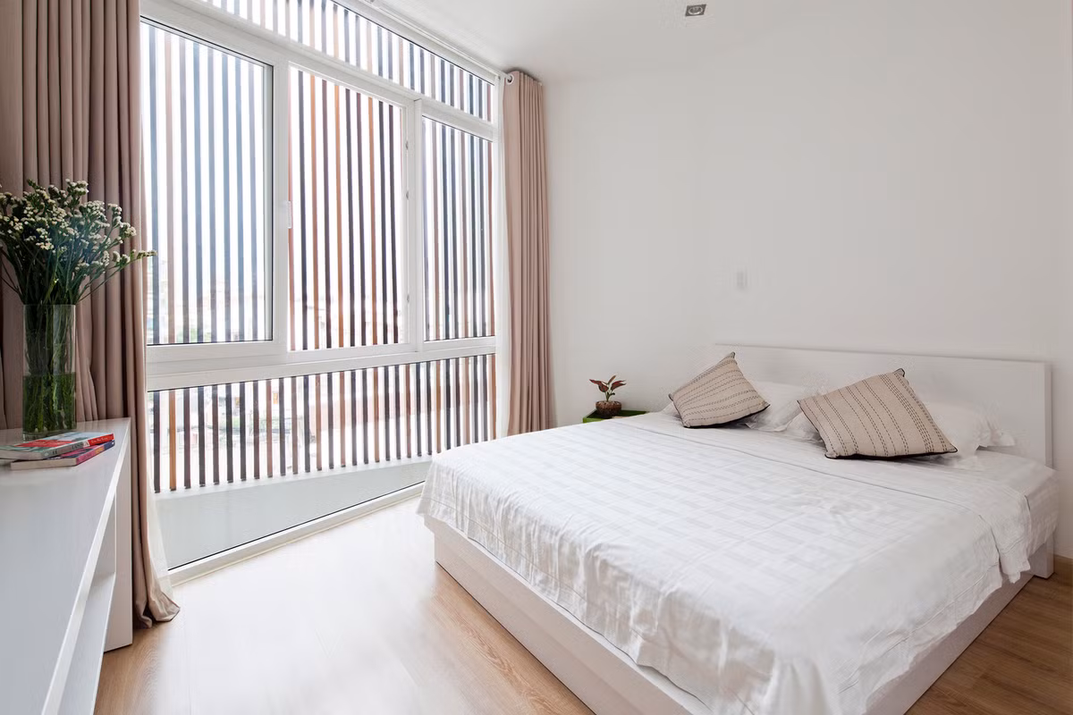 Phòng ngủ có cửa kính lớn lấy ánh sáng. Ảnh: Hiroyuki Oki