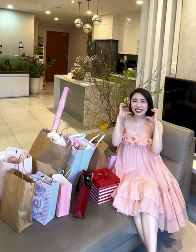 "Cá sấu chúa Quỳnh Nga" hiếm khi chia sẻ về nơi ở của mình. Tuy nhiên, qua những hình ảnh và clip được đăng tải trên mạng xã hội, có thể thấy căn nhà của Quỳnh Nga toát lên vẻ hiện đại và tinh tế. Ảnh: FBNV