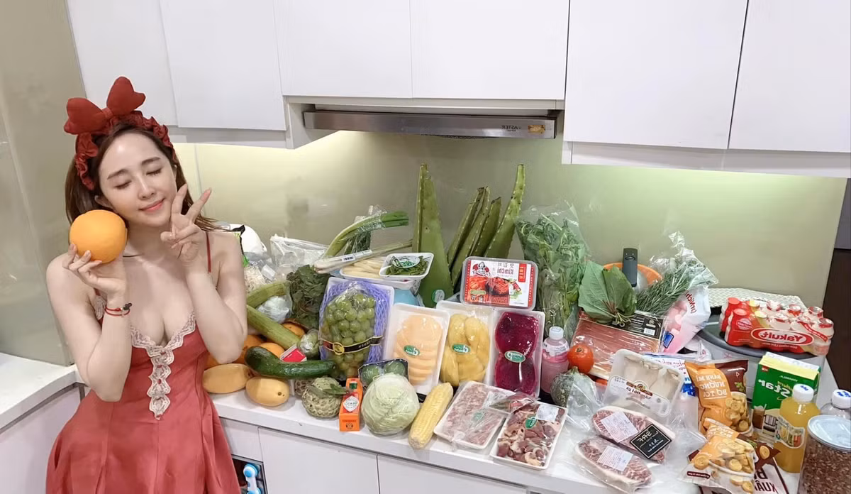 Khu bếp hiện đại với tường màu xanh nhạt và tủ màu trắng. Ảnh: FBNV