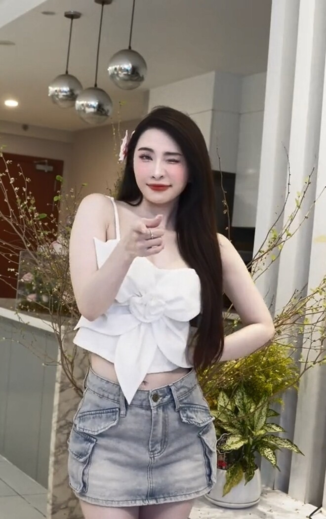 Nội thất trong nhà tối giản với các chi tiết trang trí như chậu cây xanh, bình hoa tươi. Ảnh: FBNV