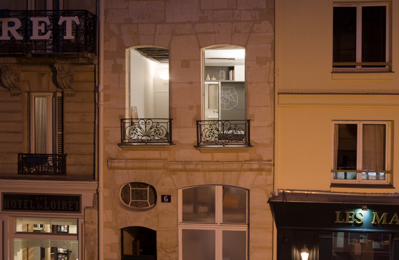 Căn hộ nhỏ nhìn từ bên ngoài vào buổi tối. Ảnh: Designboom