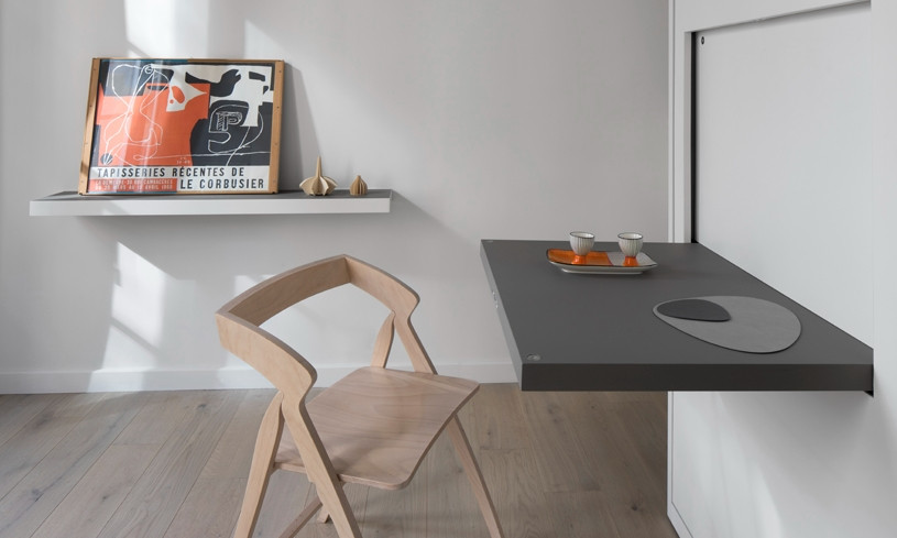 Chiếc bàn nhỏ có thể được sử dụng làm bàn ăn tiện dụng. Ảnh: Designboom