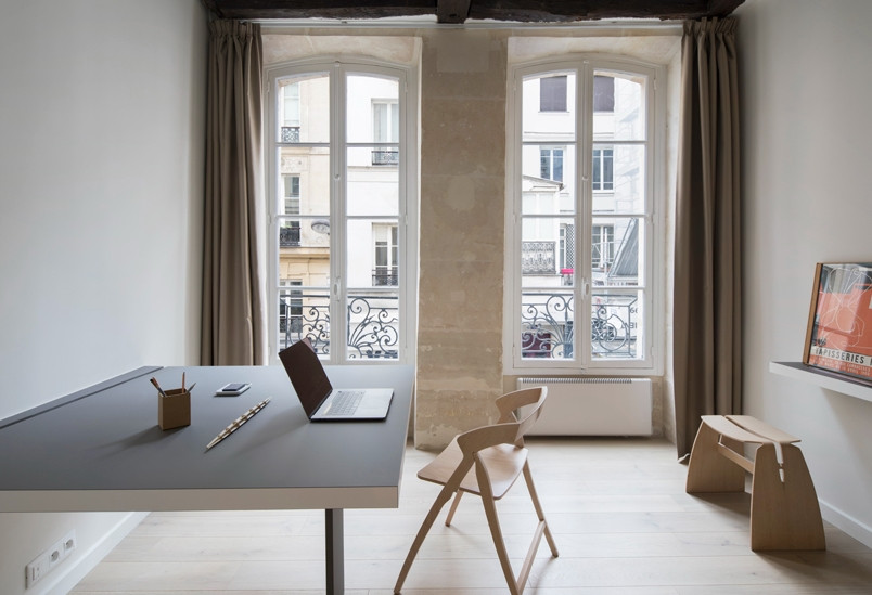 Phòng làm việc nhỏ gọn ngập tràn ánh sáng. Ảnh: Designboom