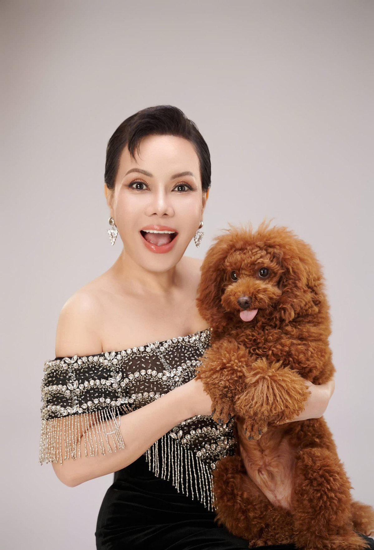 Ngoài hoạt động nghệ thuật, Việt Hương còn có thu nhập từ hoạt động kinh doanh. Nữ nghệ sĩ có nhà hàng chay, có một thương hiệu mỹ phẩm riêng... Ảnh: FB Việt Hương