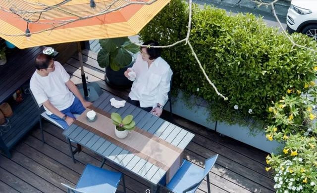 Ngôi nhà có đến 5 khoảng sân nhỏ. Đây là không gian được dùng để thưởng trà, phía trên có ô che nắng. Ảnh: Toutiao