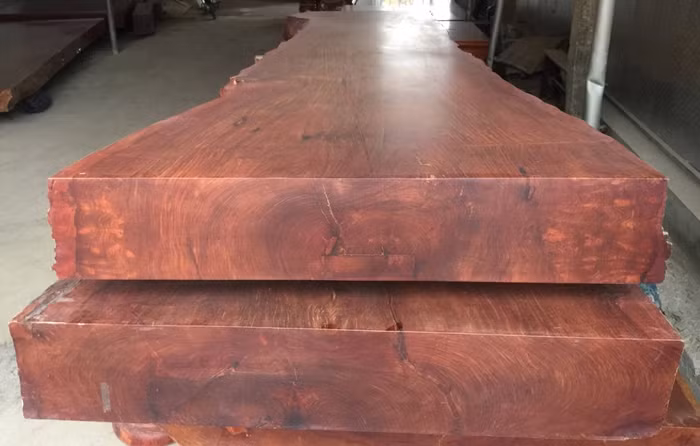 Nhờ độ cứng cáp và bền lâu, gỗ giáng hương thường là lựa chọn của các đại gia. Theo quan niệm phong thủy, gỗ giáng hương mang đến sự may mắn, bình an và tài lộc cho gia chủ. Ảnh: Happynest