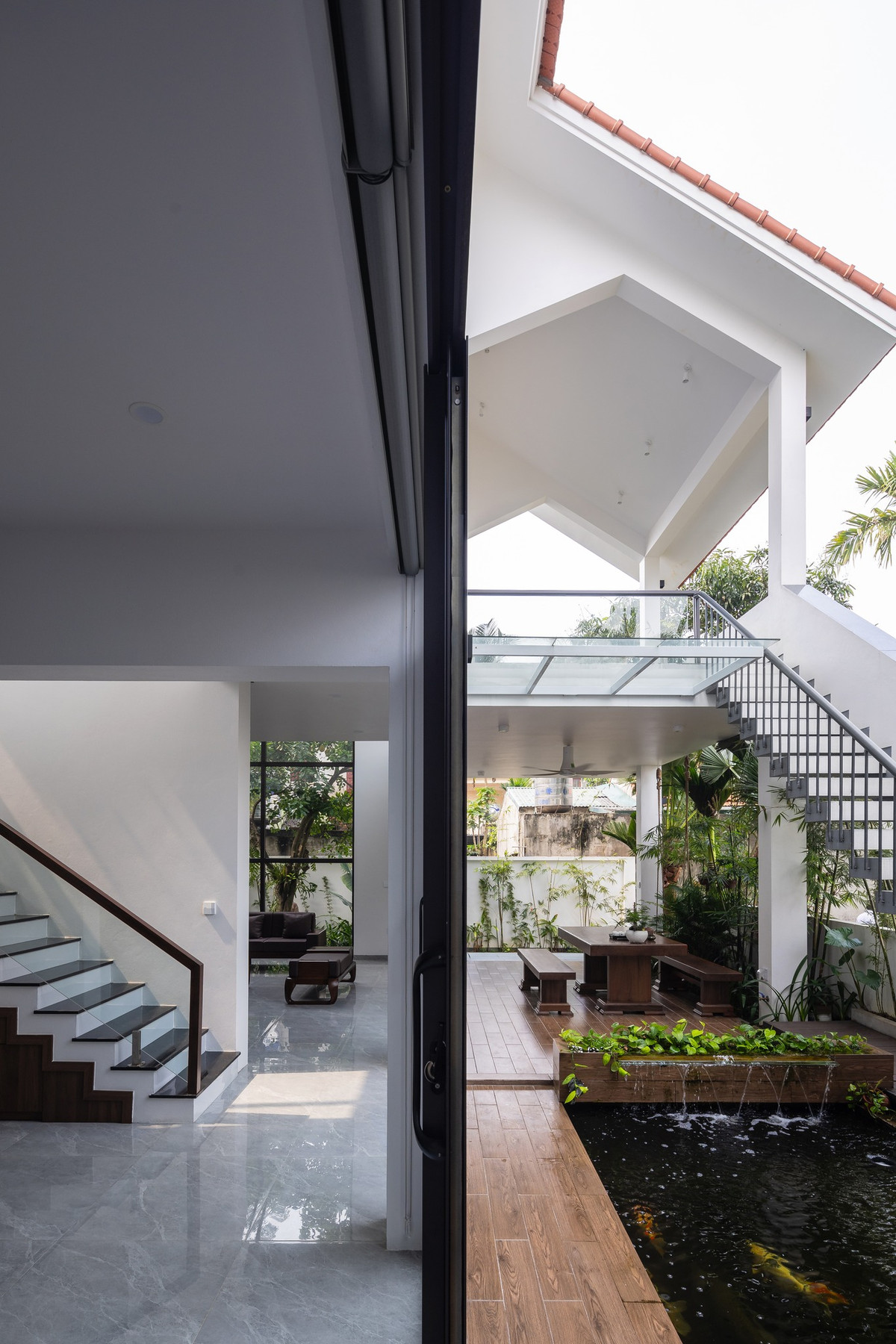 Một bể cá trung tâm giúp điều hòa không khí cũng như đáp ứng thú chơi của gia chủ. Ảnh: Triệu Chiến