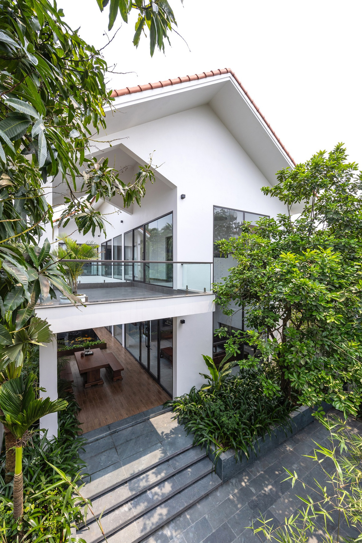 Với mảnh đất cuối ngõ 4 mặt, hạn chế tầm nhìn và cảnh quan, kiến trúc sư đưa ra ý tưởng thiết kế nhà với khoảng sân trong trung tâm đủ lớn để lấy độ thông thoáng. Ảnh: Triệu Chiến