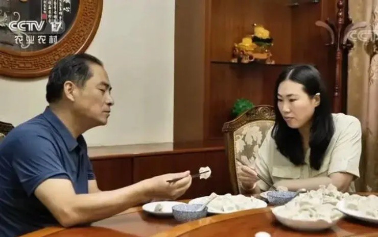 Không nản lòng, ông Quân nghĩ ra nghĩ ra cách lắp đặt hệ thống thông gió như trong siêu thị về nhà máy. Mọi khó khăn trong việc trồng trọt đã được xử lý, ông Quân đã có thể sản xuất hàng loạt rau chicory. Ảnh: CCTV