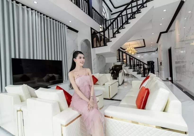 Toàn bộ căn nhà được ốp đá granite. Ảnh: FB Mơ Phan