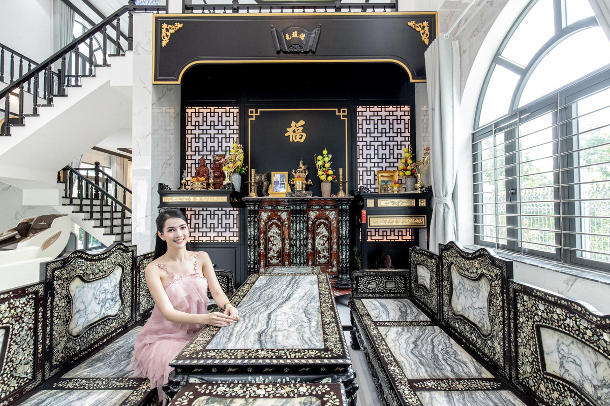 Phòng thờ đặt bộ tủ gỗ và trường kỷ khảm ốc xà cừ trị giá 400 triệu đồng. Ảnh: FB Mơ Phan