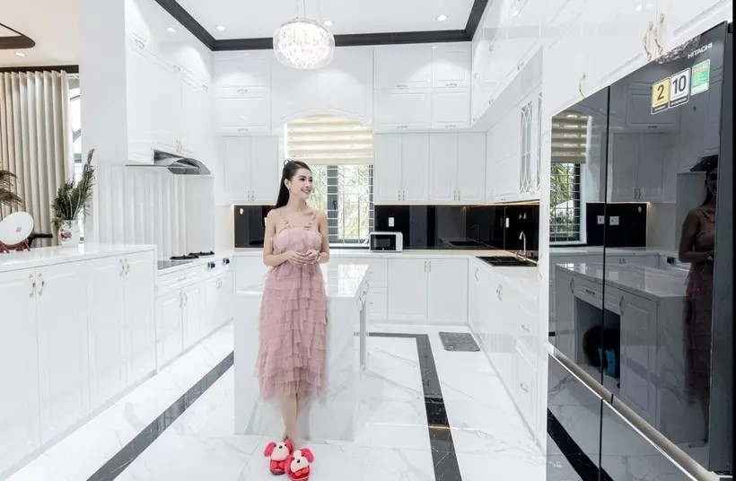 Phòng bếp thiết kế mở, kết nối với phòng khách. Ảnh: FB Mơ Phan