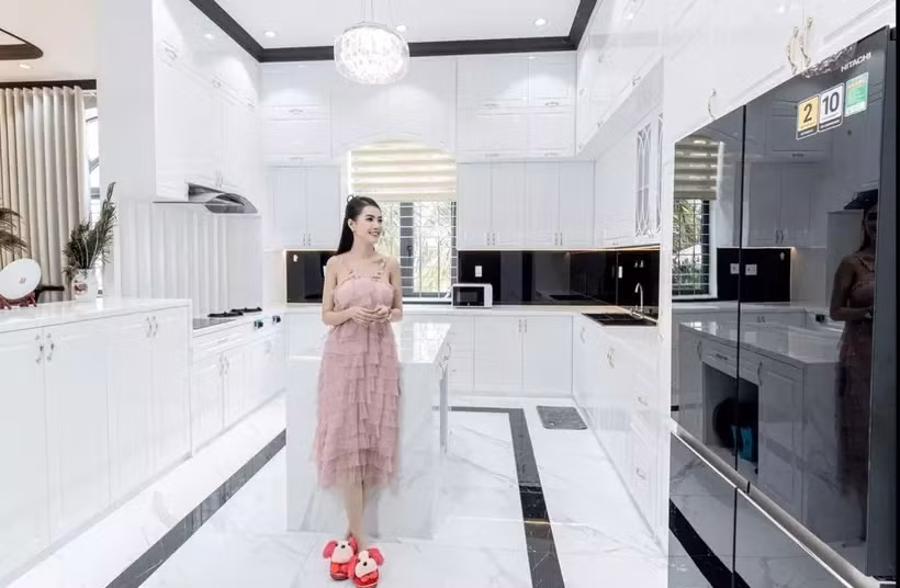 Phòng bếp thiết kế mở, kết nối với phòng khách. Ảnh: FB Mơ Phan