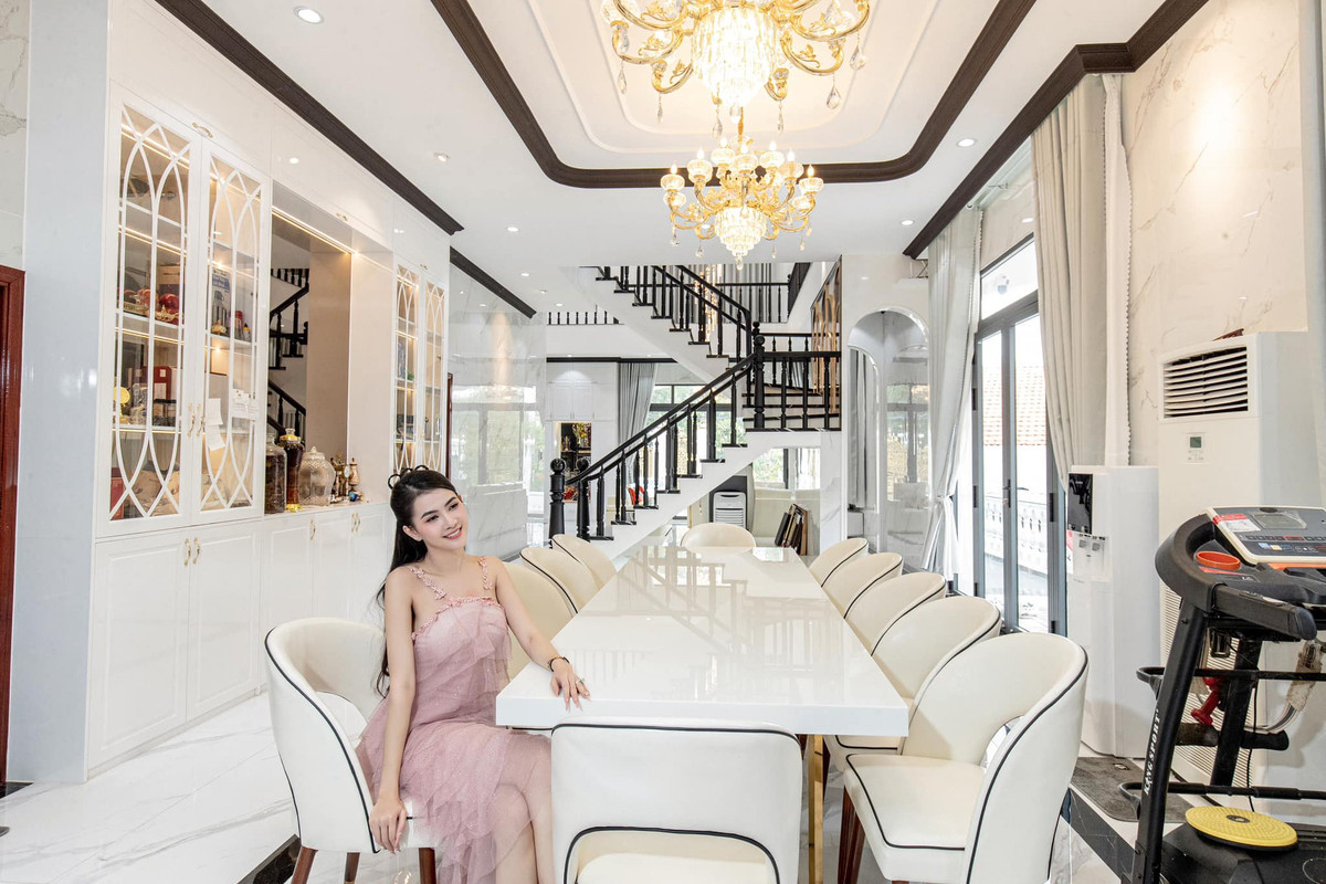 Bộ bàn ăn lớn liền kề khu bếp. Ảnh: FB Mơ Phan