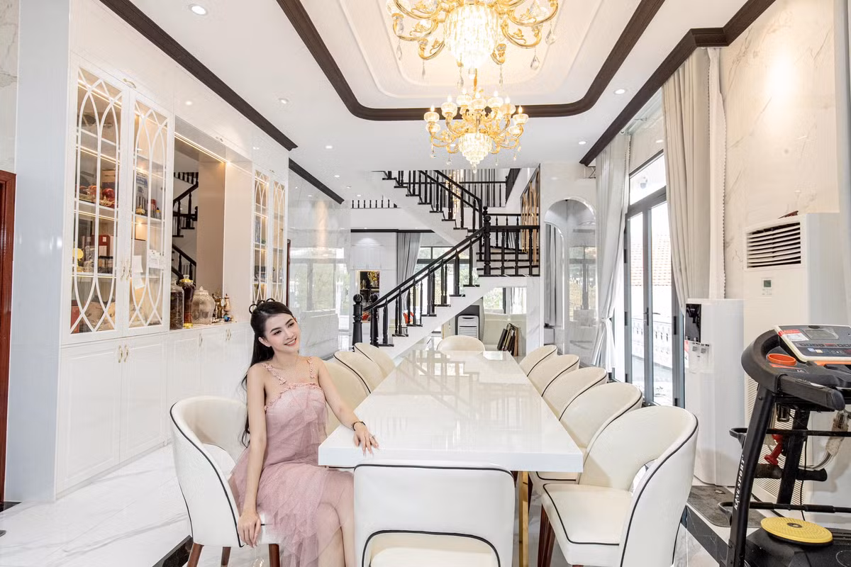 Bộ bàn ăn lớn liền kề khu bếp. Ảnh: FB Mơ Phan