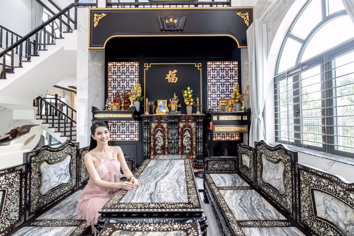 Phòng thờ đặt bộ tủ gỗ và trường kỷ khảm ốc xà cừ trị giá 400 triệu đồng. Ảnh: FB Mơ Phan