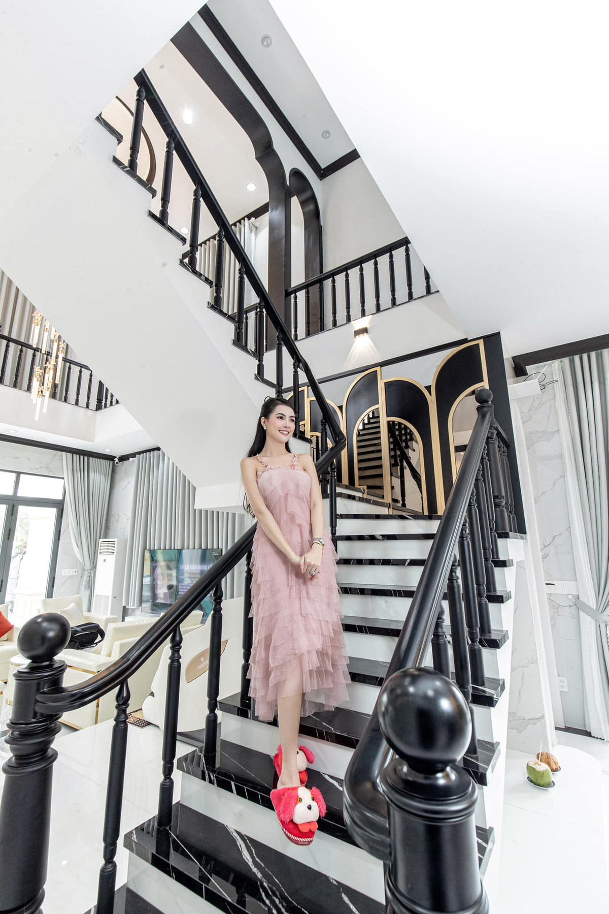 Cầu thang nối giữa các tầng có gam màu đen trắng chủ đạo. Ảnh: FB Mơ Phan