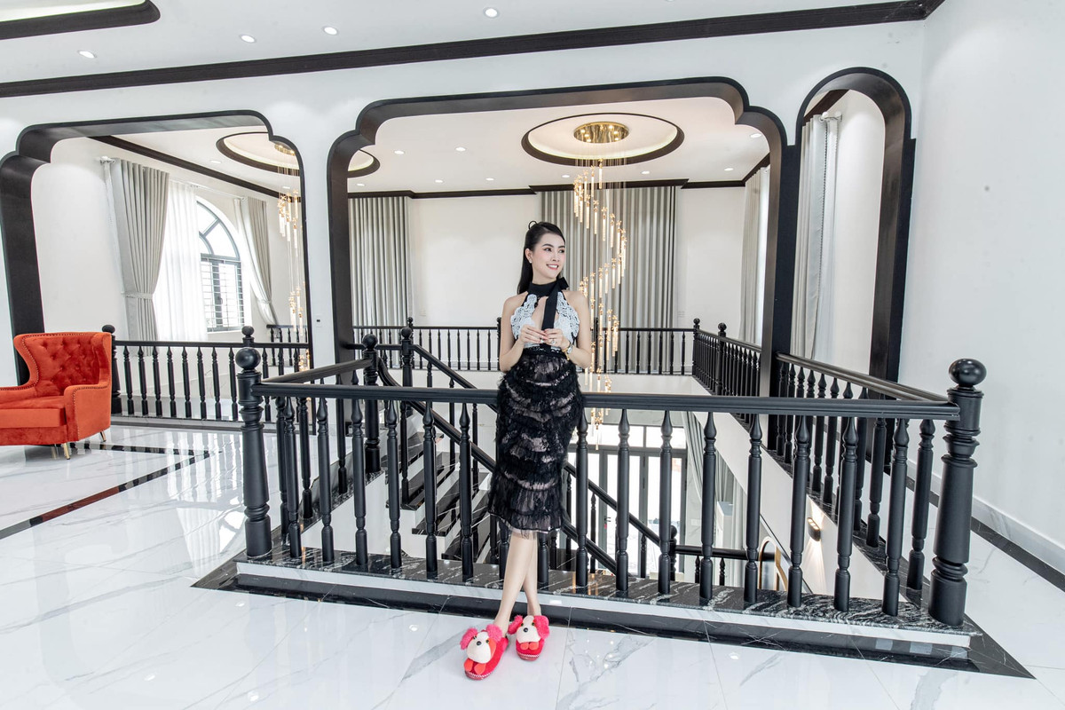 Tại khu vực thông tầng có đèn chùm trị giá trăm triệu. Ảnh: FB Mơ Phan