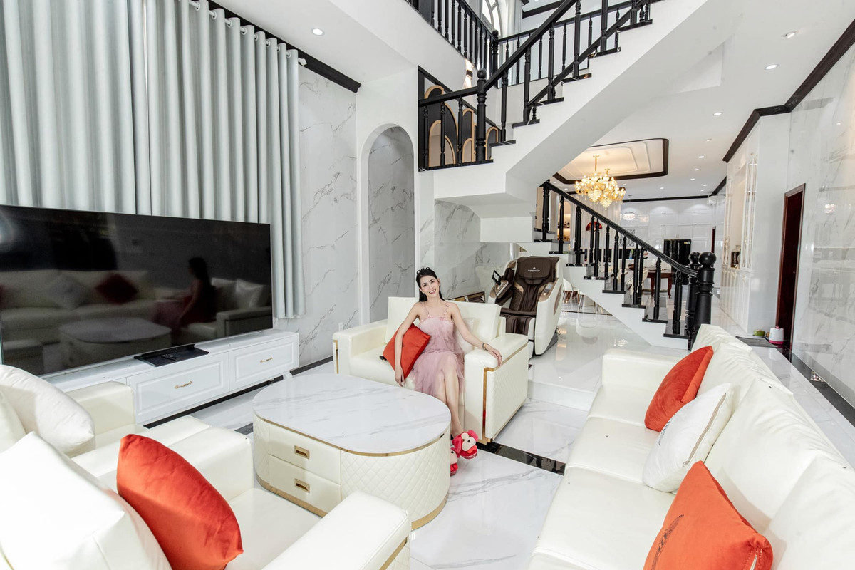 Ở bên trong, Hoa hậu Phan Thị Mơ chọn phong cách kiến trúc Indochine với gam màu trắng đen chủ đạo. Ảnh: FB Mơ Phan