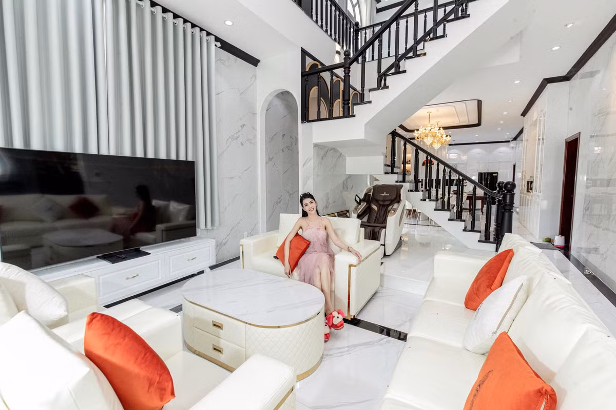 Ở bên trong, Hoa hậu Phan Thị Mơ chọn phong cách kiến trúc Indochine với gam màu trắng đen chủ đạo. Ảnh: FB Mơ Phan