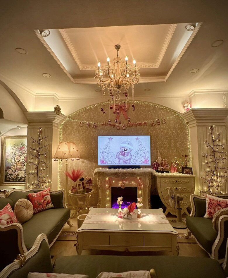 Bàn trà bày biện tinh tế với hoa tươi và phụ kiện nhỏ. Ảnh: FBNV