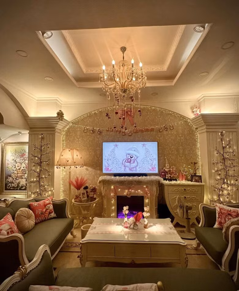 Bàn trà bày biện tinh tế với hoa tươi và phụ kiện nhỏ. Ảnh: FBNV